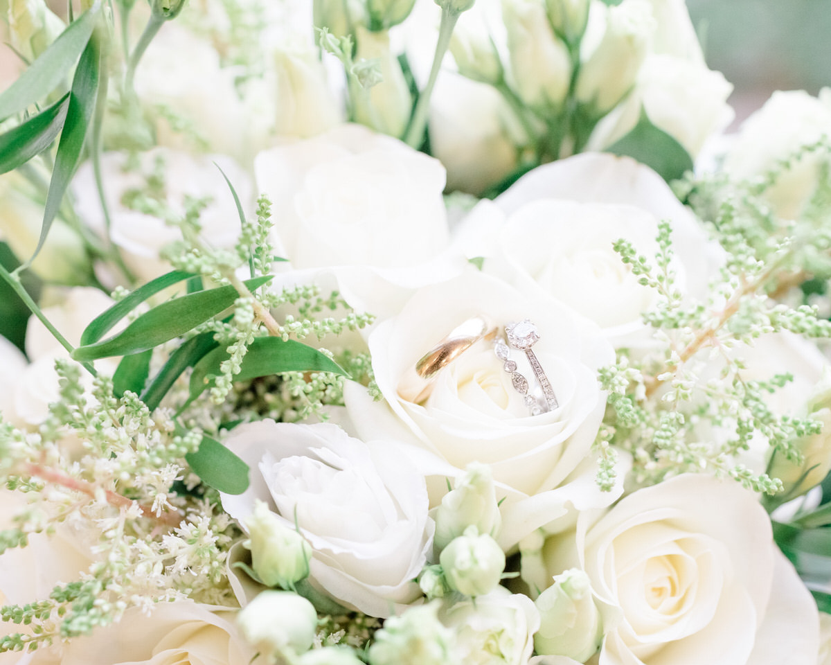 White wedding flowers, simple wedding flowers, white wedding flowers and greenery, spring wedding, white bridal bouquet, white flowers and foliage